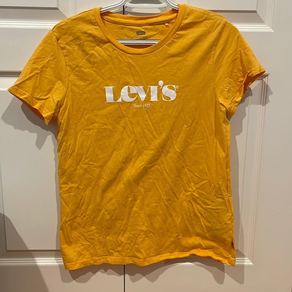 levi’s t-shirt